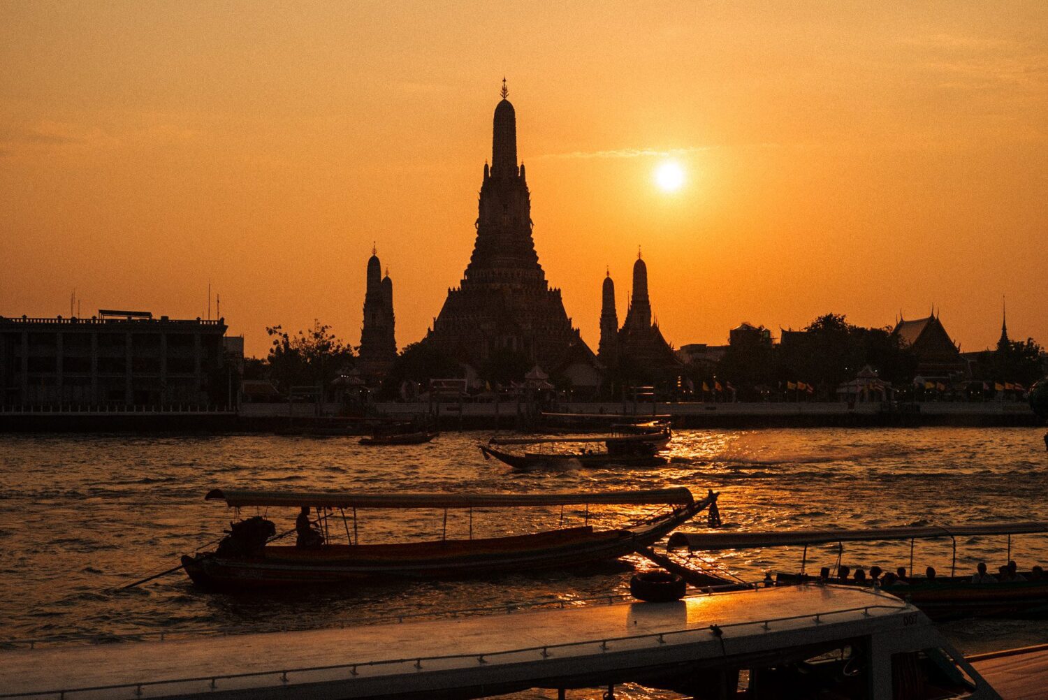 The temple of dawn or Wat Arun Ratchawararam, is one of Bangkok's most important Buddhist temples. It's named after Aruna, the Hindu god of dawn. I went on the afternoon, the sunset looks better in this time of the year and for the picture, you wouldn't have the river and the sun at the same time. Tourist or traveler? Photo essays: Thailand