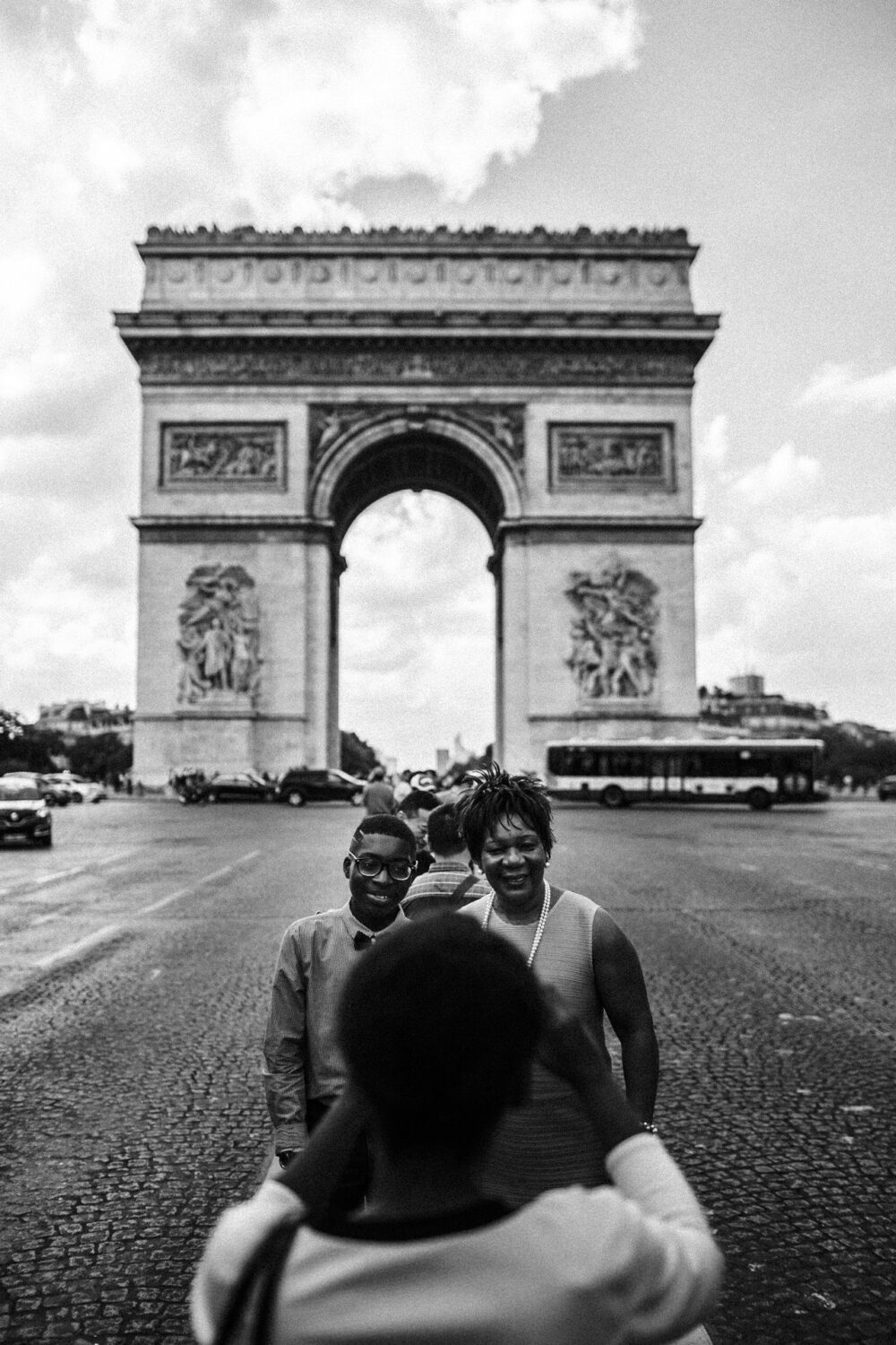 Street-photography-France-01 tourist taking a picture in from of the arc of triumph in paris, france