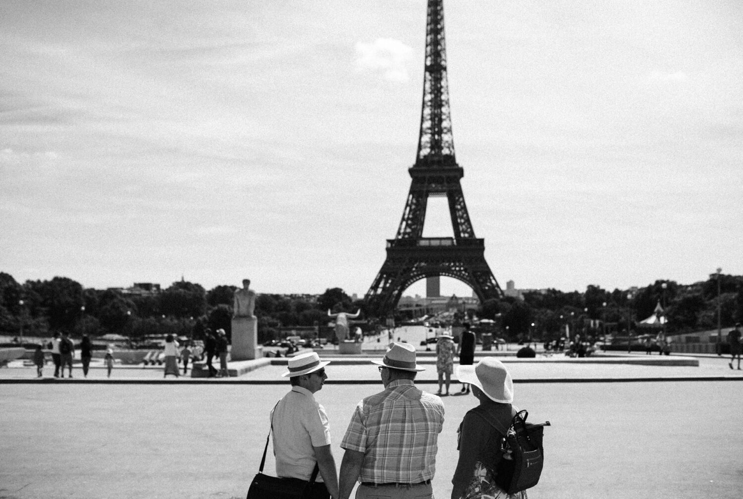 Street-photography-France-02 tourist in front of the Eiffel tower in<br />
Paris, France.