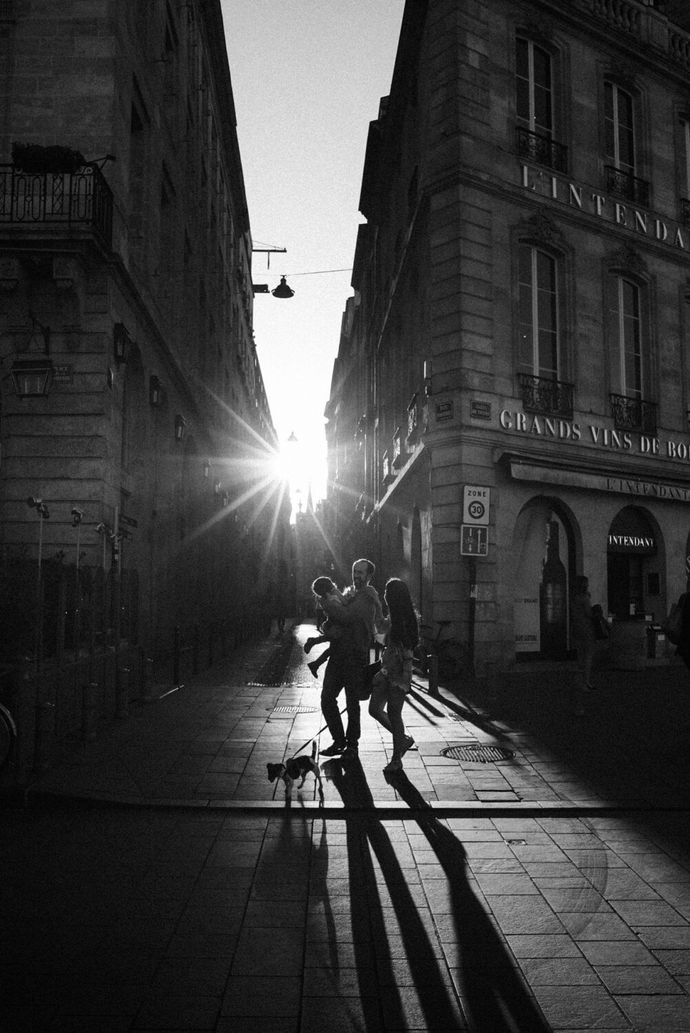 Street-photography-France-10 family walking on the streets of Bordeaux at sunset