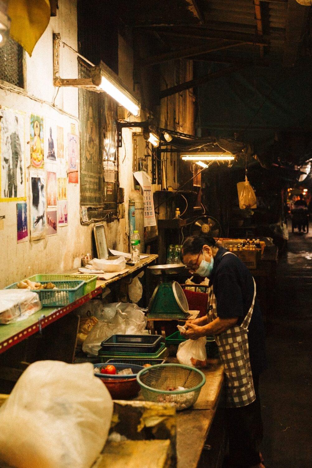 Tourist traveler photographer costa rica 10 The other face of Chinatown is the one who must work to keep the show on. Photo essays: Thailand