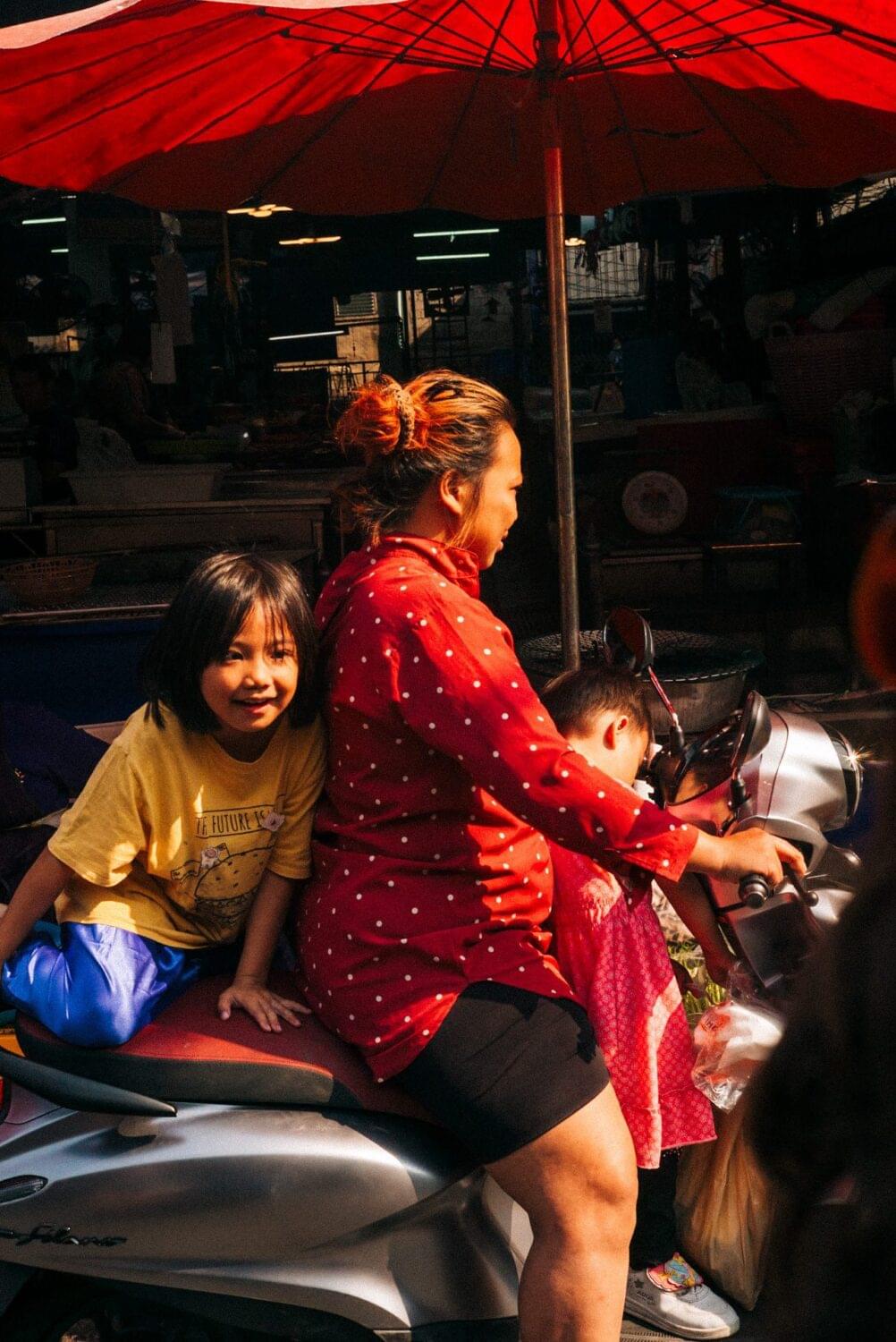 Tourist traveler photographer costa rica 11 In Thailand there are markets that are small and look traditional and are totally for tourist. And the are big, "ugly" smelly and crowded markets where the local buy for their home or business. Photo essays: Thailand