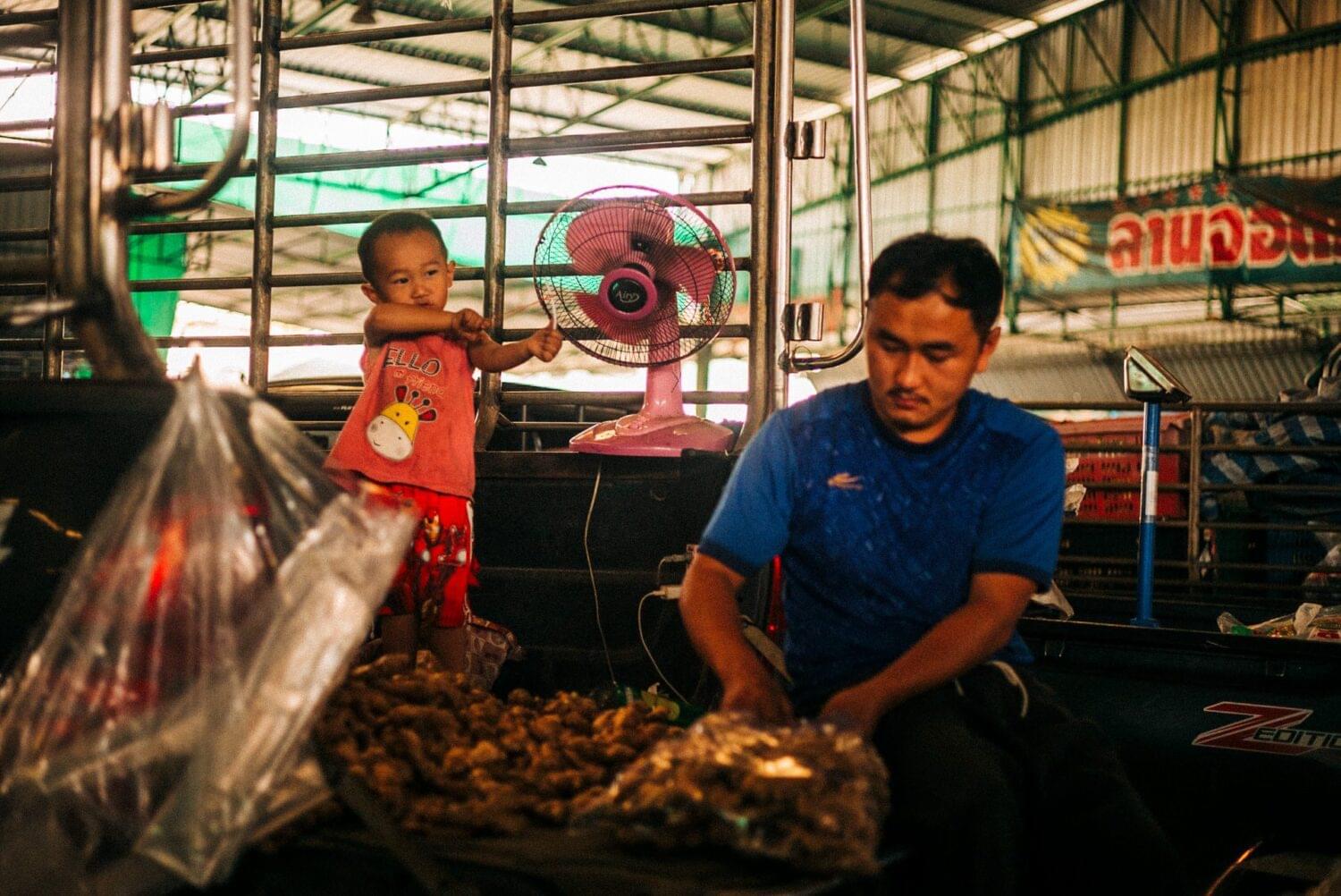 Tourist traveler photographer costa rica 14 Kid playing with his dad in the back of the local market in Chiang Mai. His father was clueless about the hit that was about to receive and both of them where clueless about the picture I was about to take. As a father-to-be at that moment, I felt attracted to scenes of children hanging around their dad. Tourist or traveler? Photo essays: Thailand