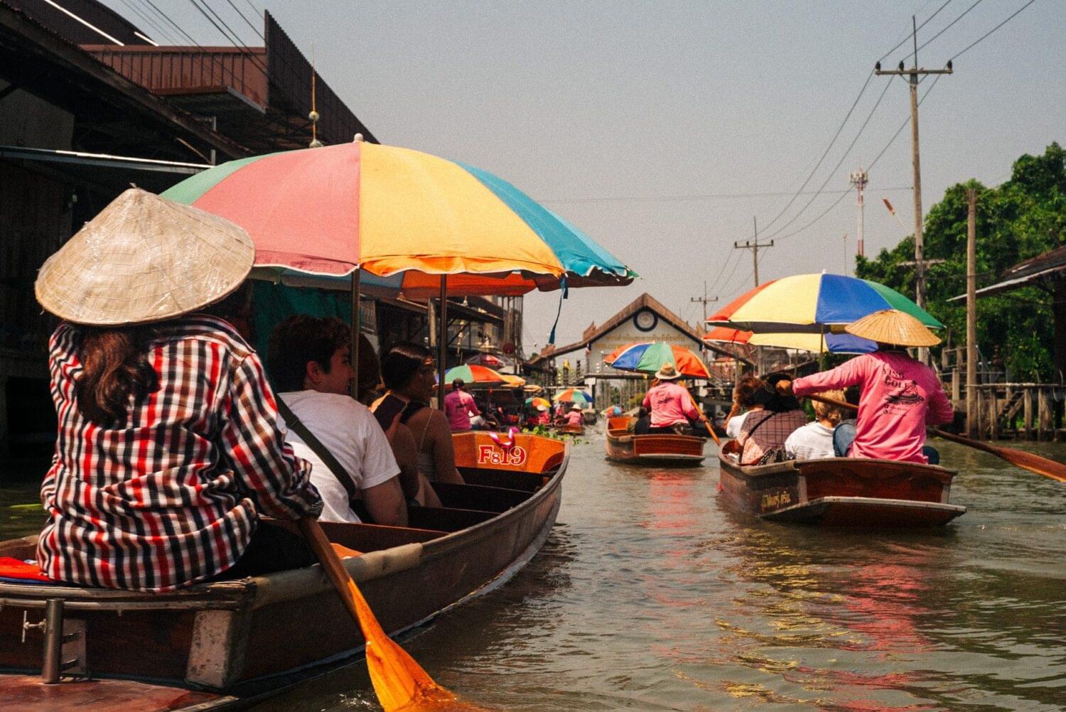 Tourist traveler photographer costa rica 17 Floating markets are very eye-catching, for many of us, represents a new experience. Buying a pineapple from a boat for example.