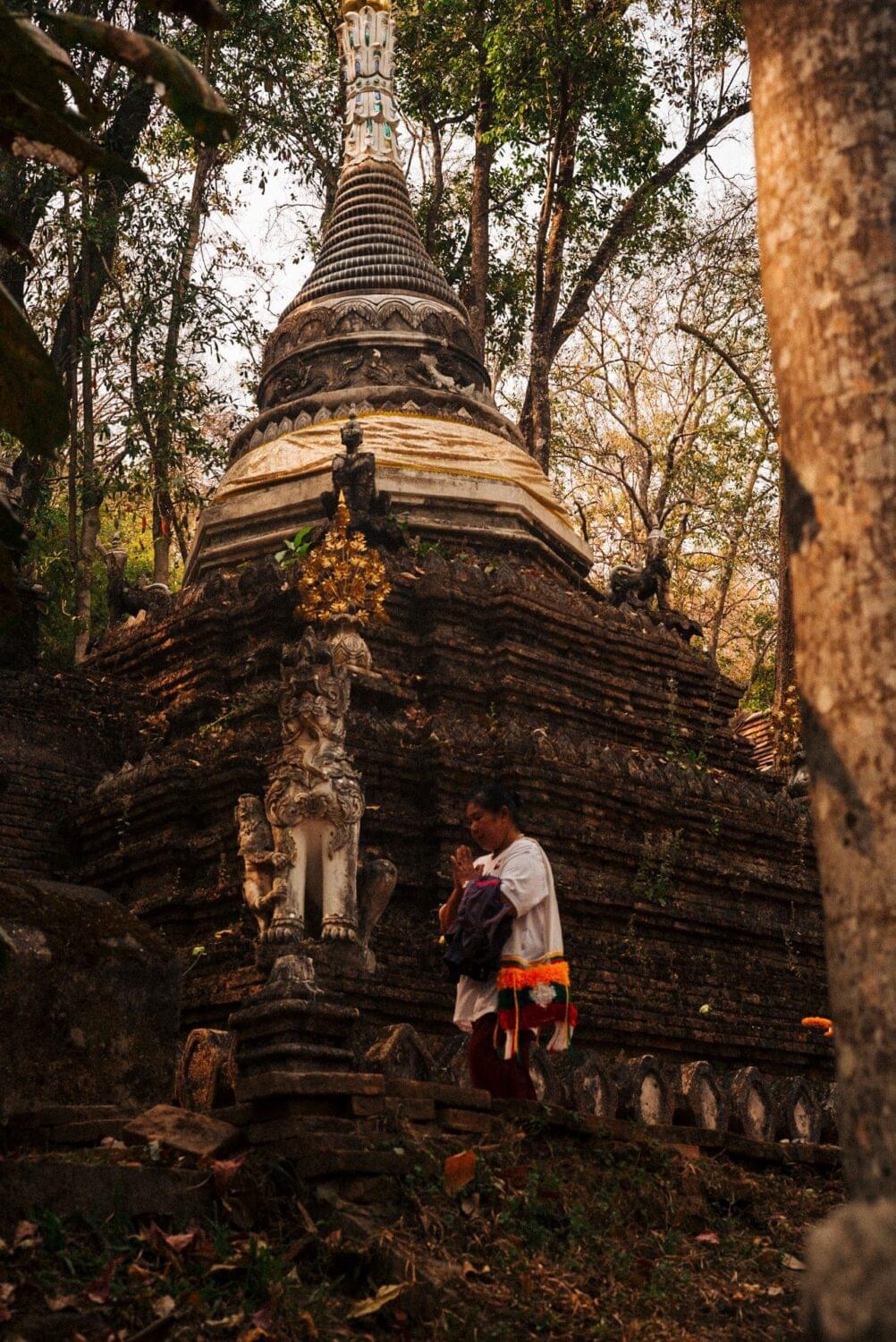 Tourist traveler photographer costa rica 28 In a highly buddhist society like the Thai, people pray, chant, meditate, or worship when they feel like they need or want.