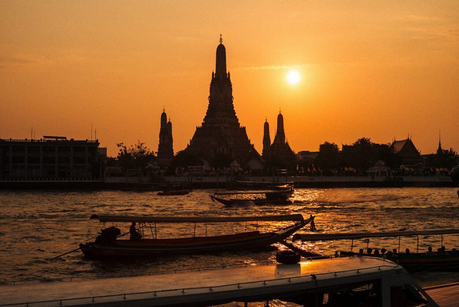 Tourist traveler photographer costa rica 3 The temple of dawn or Wat Arun Ratchawararam, is one of Bangkok's most important Buddhist temples. It's named after Aruna, the Hindu god of dawn. I went on the afternoon, the sunset looks better in this time of the year and for the picture, you wouldn't have the river and the sun at the same time. Tourist or traveler? Photo essays: Thailand