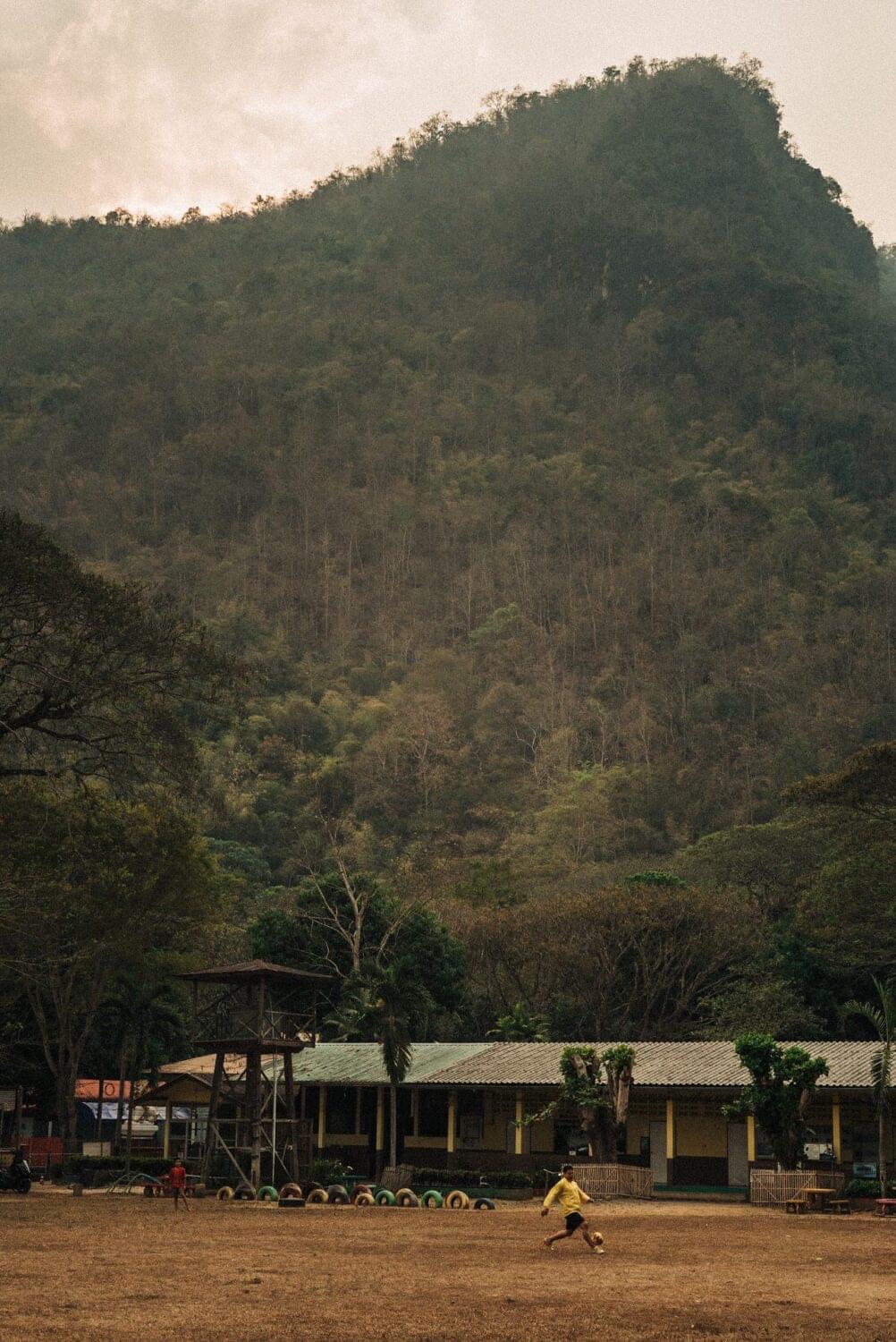 Tourist traveler photographer costa rica 34 I was 17 000 km away from home and seeing a dad playing Futball with his two children one quiet and warm afternoon, just like I would see it in my hometown. This town has a temple in a cave, but luckly for them, is not that famous.