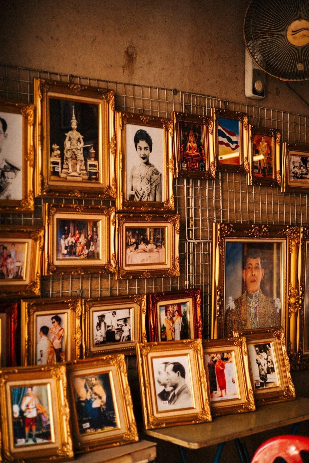 Tourist traveler photographer costa rica 6 Images of the royal family of Thailand for sale. This kind of images can be seen in many houses all around Thailand, some even have images from previews royal members. Photo essays: Thailand