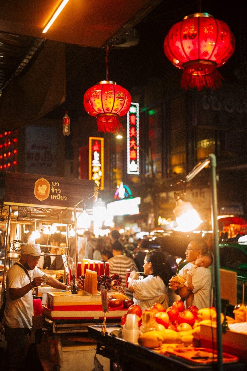 Tourist traveler photographer costa rica 9 A Thai family eating out in Chinatown. This is a place where cultures mix and Thai people have adopted some of the Chinese cultura legacy as they began to trade with the Thai people since the reign of King Rama I the Great. Photo essays: Thailand